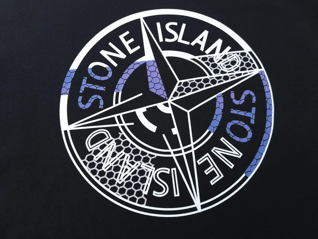 W625#P110💰 [Stone lsland/Stone Island summer new chest broken grid compass printed short-sleeved T-shirt] ⚠️[Original creation, high control of details] - Made of 260 grams of combed cotton, 32 count double yarn, soft and comfortable to the touch, sweat-absorbent and breathable. - Simple, basic and versatile style, original quality, the first choice for couples. - Made in a large factory, four needles and five threads on the shoulder, neatly arranged, high quality workmanship. - Same style for men and women. Very versatile, one piece for everyone, details are clearly visible. Color: Black White Size: M L